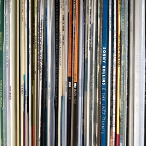 LP-Stapel mit Jazz-Platten
